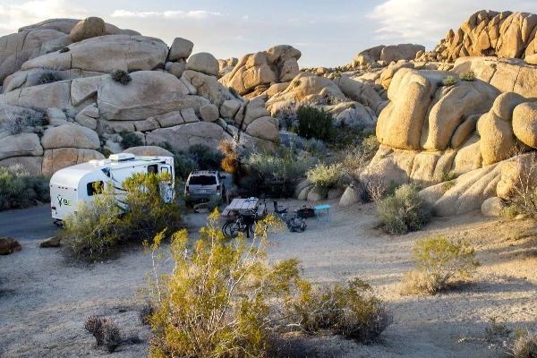 Camping at Jumbo Rocks Campground in Joshua Tree NP