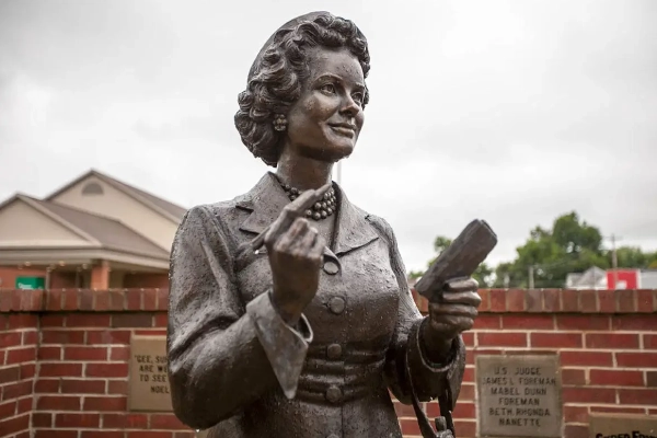 Lois Lane Statue in Metropolis, Illinois
