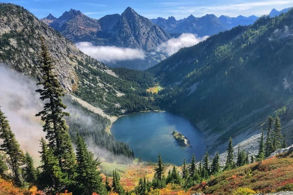 Maple Pass Loop trail in fall, North Cascades