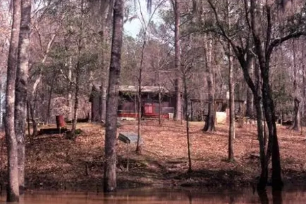 The hidden 1900s ranger cabin at Bates Fork