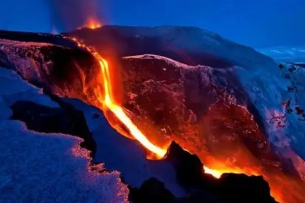 The massive shield volcano of Mauna Loa