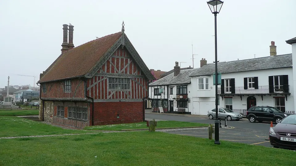 Aldeburgh destination photo: Moot hall of Aldeburgh, Suffolk, East Anglia, England 2