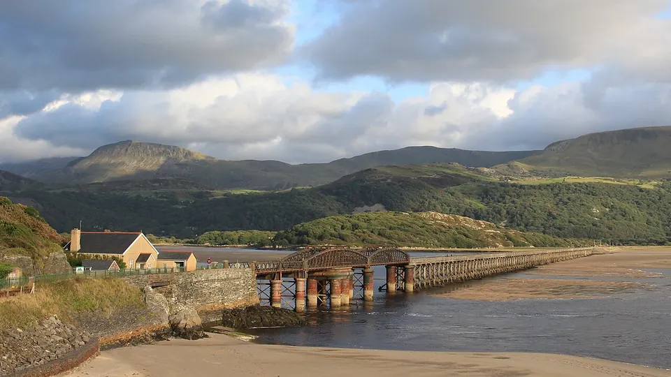 Barmouth destination photo: Barmouth Bridge from north (cropped)