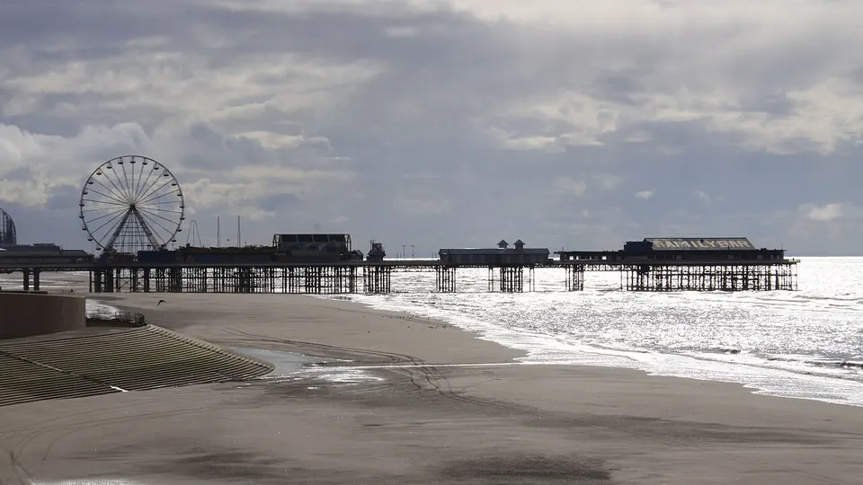 Blackpool destination photo: Central pier (3330976977)