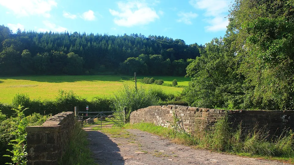 Brecon Beacons / Bannau Brycheiniog destination photo: Over the canal to Bannau Brycheiniog