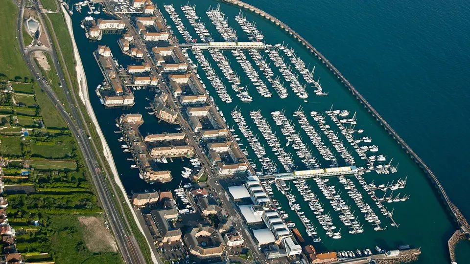 Brighton destination photo: Brighton Marina