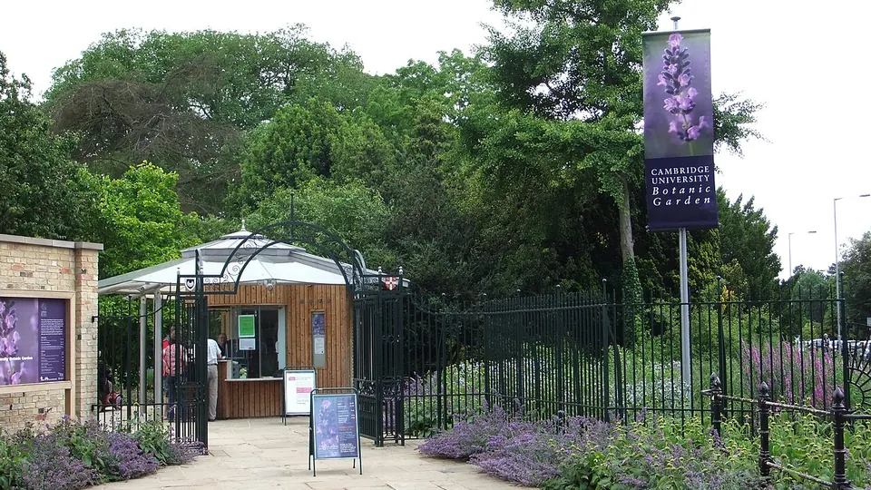 Cambridge destination photo: Cambridge University Botanic Garden entrance, England - DSCF2232
