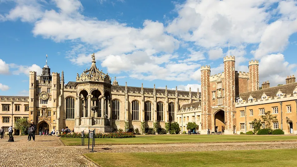 Cambridge destination photo: Trinity College - Great Court 02