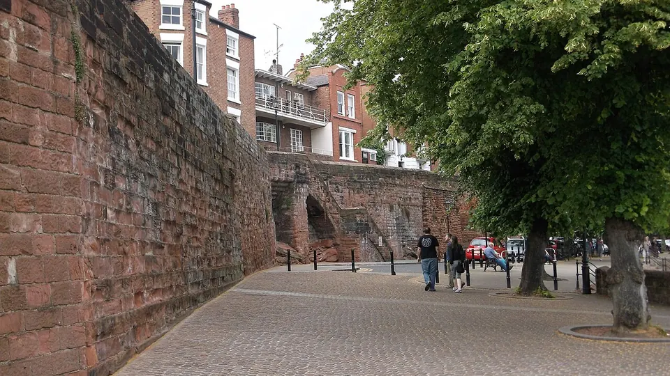 Chester destination photo: Chester city walls from Bridgegate to the Groves (4)
