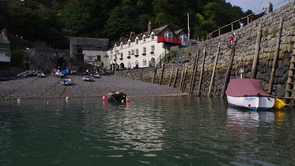 Clovelly destination photo: Clovelly, The Harbour and Red Lion Hotel (6493980463)