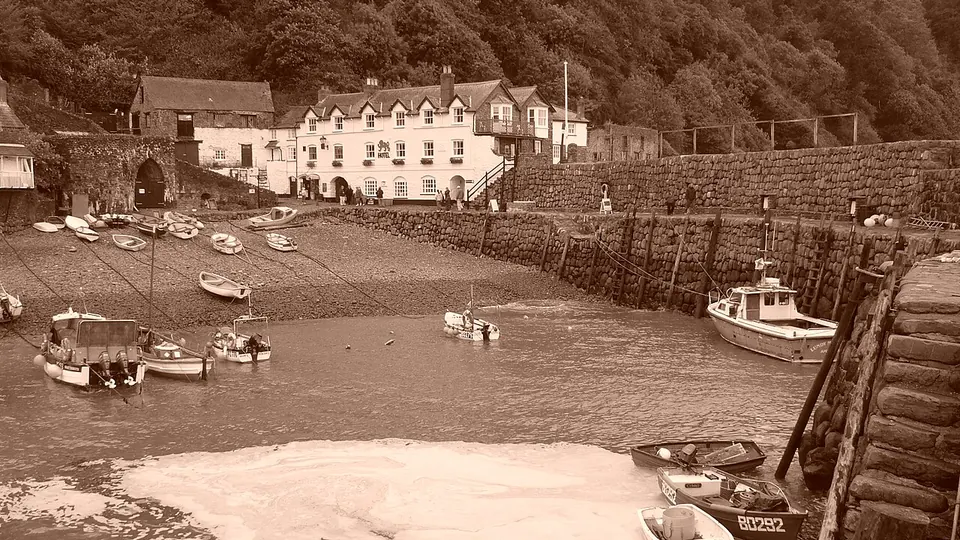Clovelly destination photo: Clovelly Harbour (2549548316)