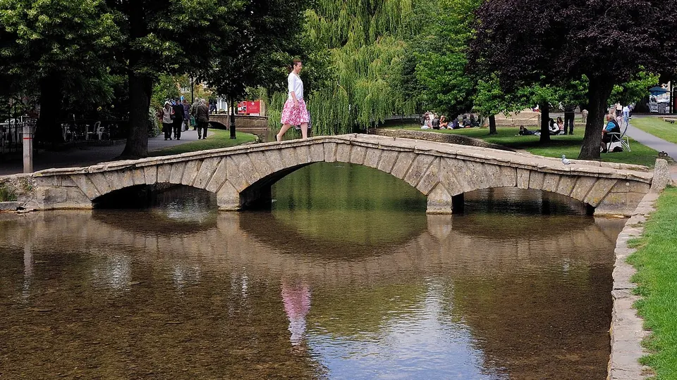 Cotswolds and Bourton-on-the-Water destination photo: Bridge-over Bourton Waters