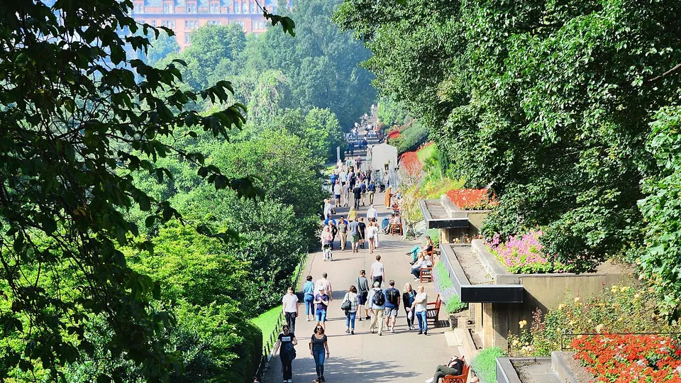 Edinburgh destination photo: Edinburgh - Princes Street Gardens (49944531007)