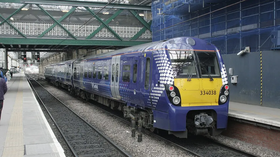 Edinburgh destination photo: 334038 sits at Edinburgh Waverley, 05 April 2013