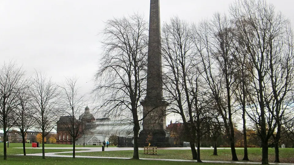 Glasgow destination photo: Glasgow Green, Nelson Monument