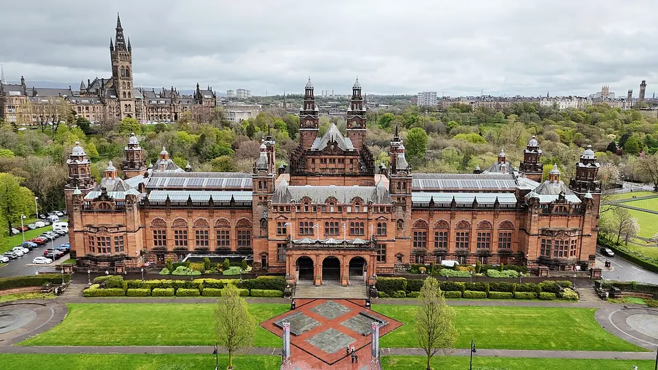 Glasgow destination photo: Kelvingrove Art Gallery and Museum - aerial - 2025-04-17