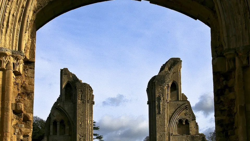 Glastonbury destination photo: Remains of Glastonbury Abbey, Glastonbury, Somerset (3049676967)