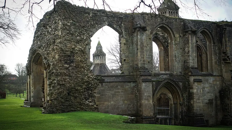 Glastonbury destination photo: Glastonbury abbey