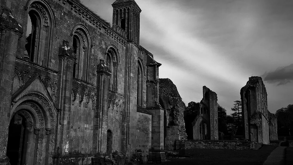 Glastonbury destination photo: Remains of Glastonbury Abbey, Glastonbury, Somerset (3049676941)