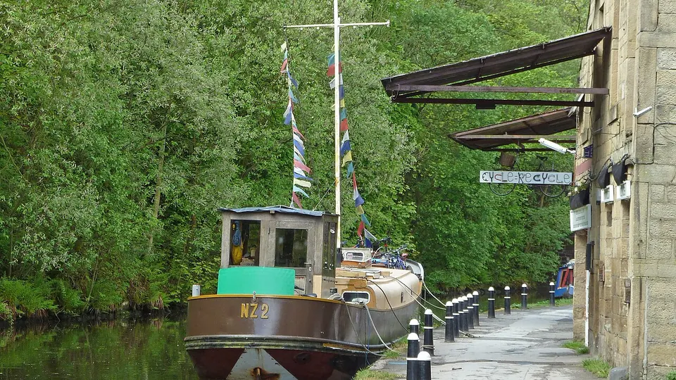 Hebden Bridge destination photo: Narrowboat in the Rochdale Canal, Hebden Bridge (5707549229)