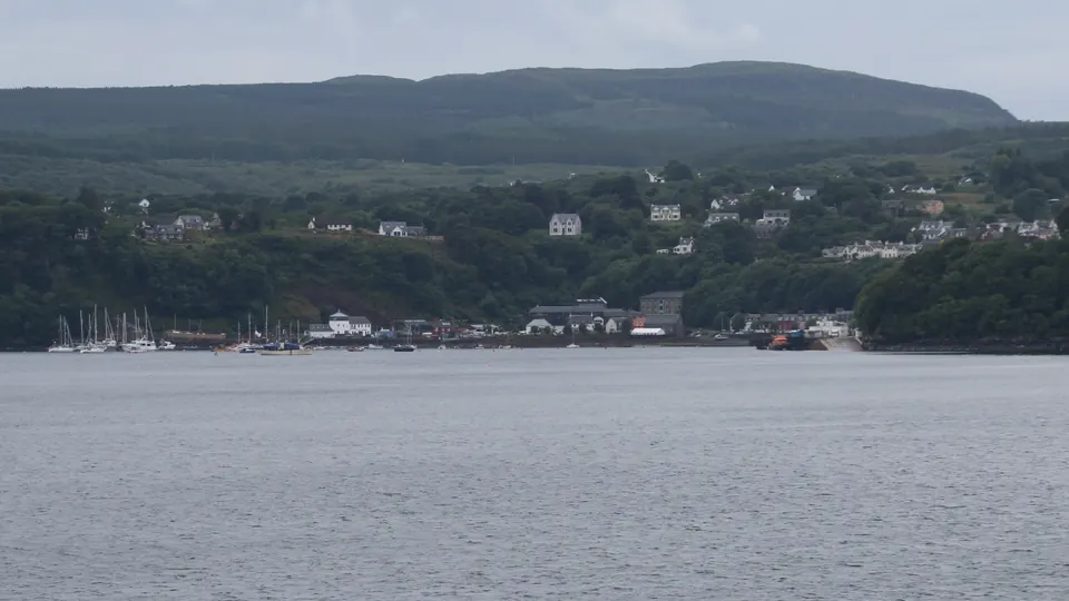 Isle of Mull destination photo: Blick von der Fähre Castlebay-Oban auf den Ort Tobermory, Isle of Mull