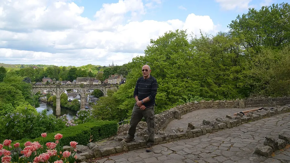 Knaresborough destination photo: Railway Viaduct over the River Nidd and Me, Knaresborough, Yorkshire (34741847355)