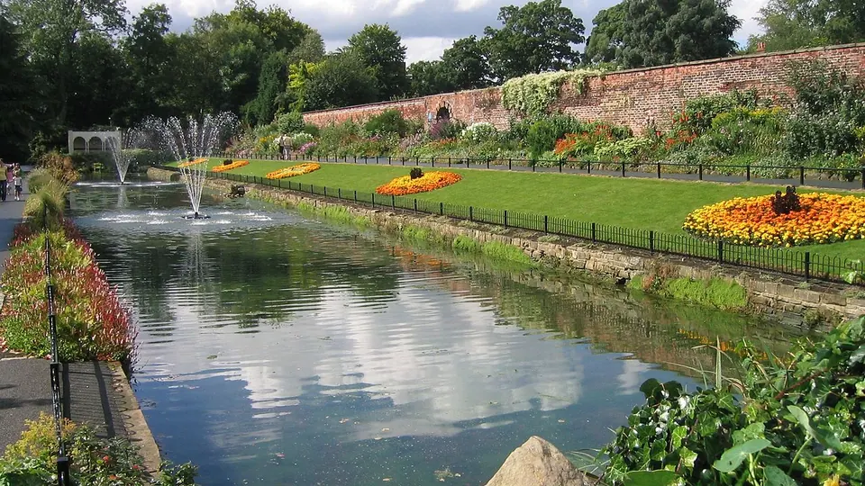 Leeds destination photo: Canal Gardens Aug 2007