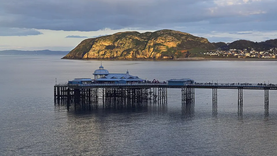 Llandudno destination photo: Llandudno Bay - Flickr - Petersrockypics