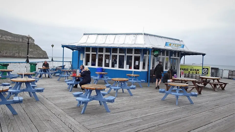 Llandudno destination photo: Oceans Bar, Llandudno Pier
