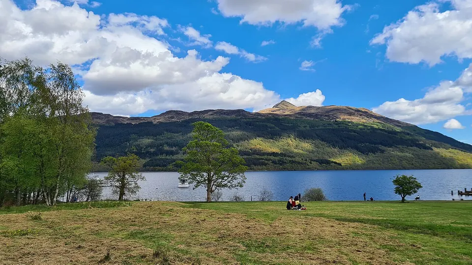 Loch Lomond destination photo: Bonnie banks of Loch Lomond