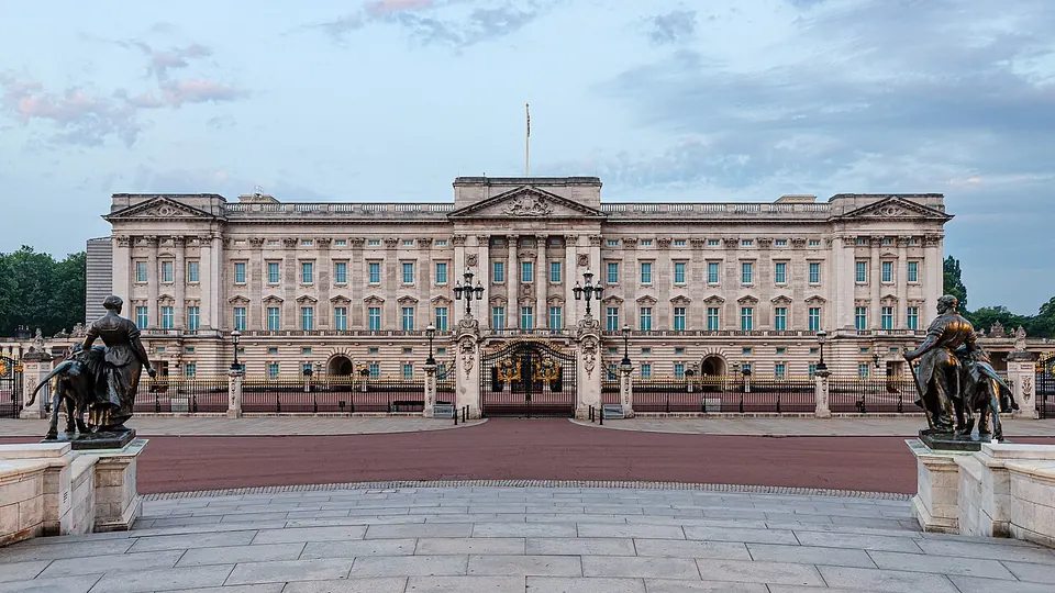 London destination photo: Buckingham Palace London Morning 2020 01 (cropped)