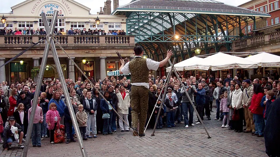 London destination photo: 2005-04-09 - United Kingdom - England - London - Covent Garden Performer 4887800166