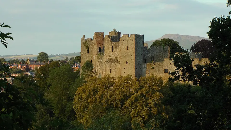 Ludlow destination photo: Ludlow Castle at sunset