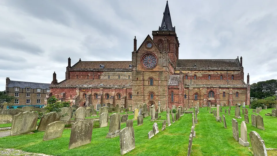Orkney destination photo: Orkney Islands - Kirkwall, St Magnus Cathedral, Graveyard - 20200816163003