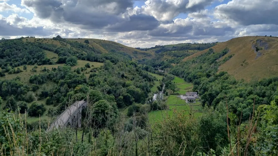 Peak District and Bakewell destination photo: Peak District viewpoint 2024