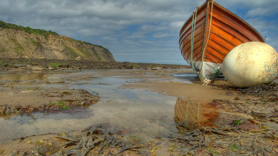 Robin Hoods Bay destination photo: Robin Hoods Bay Whitby North Yorkshire Fishing Beach