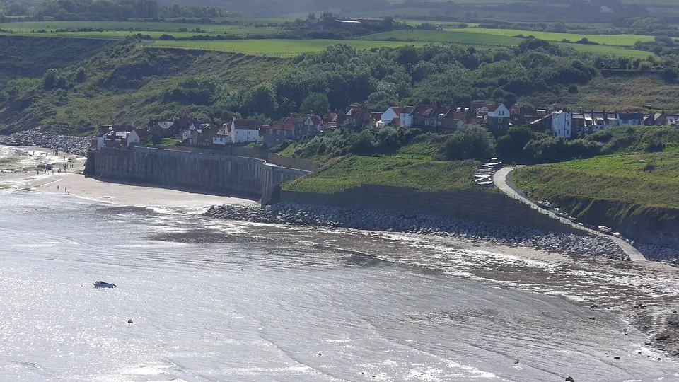 Robin Hoods Bay destination photo: Robin Hoods Bay from the Cleveland Way