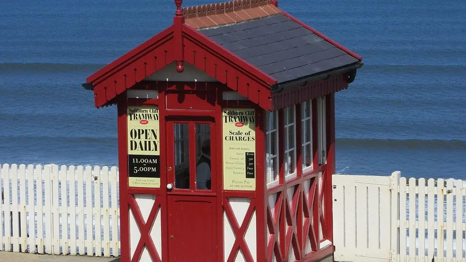 Saltburn-by-the-Sea destination photo: Saltburn Cliff Lift, Lower Promenade, Saltburn-by-the-Sea (April 2016) (2)
