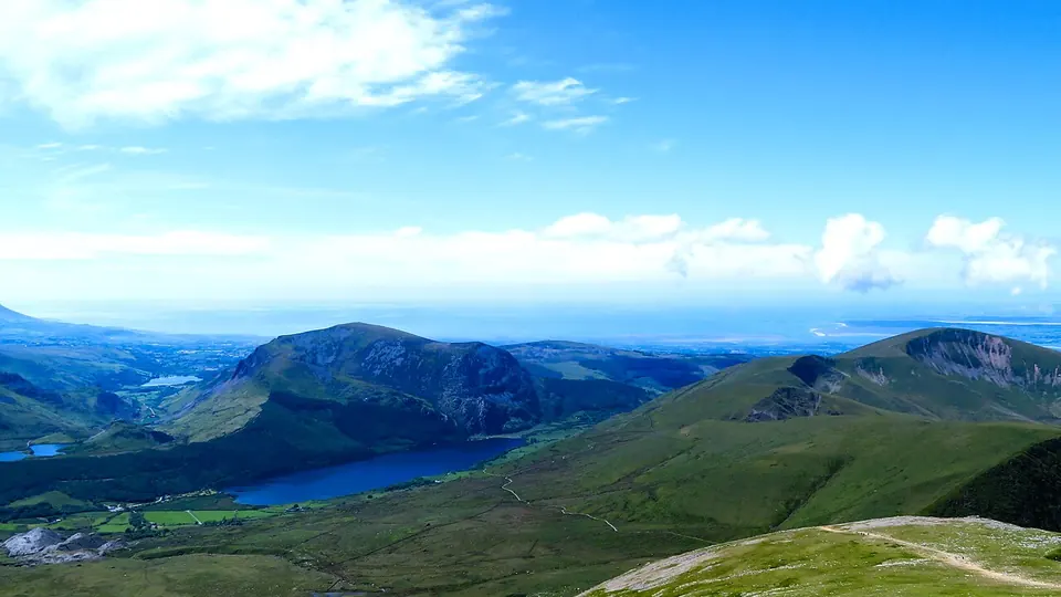 Snowdonia / Eryri destination photo: Moel Cynghorion o gopa'r Wyddfa - Parc Cenedlaethol Eryri - Snowdonia National Park, Wales- Moel Cynghorion from Snowdo...