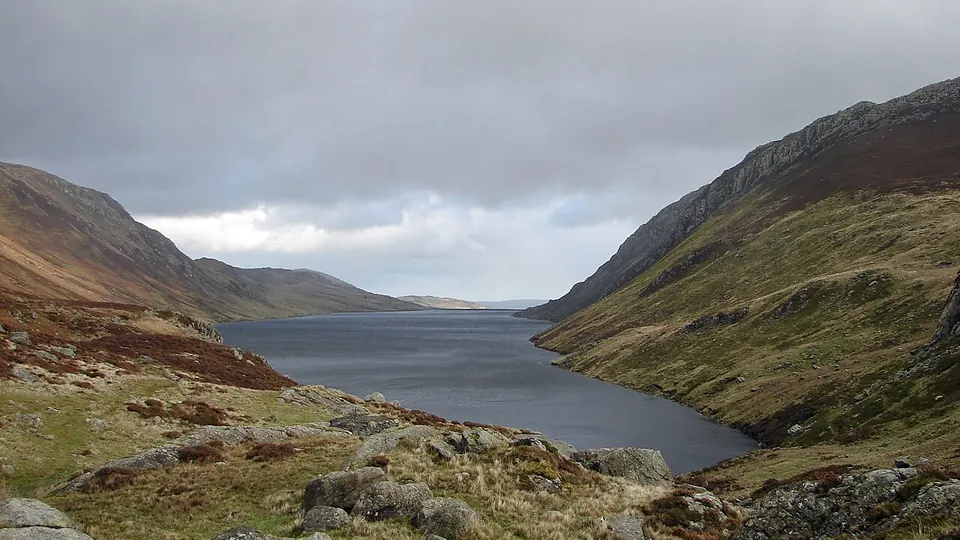 Snowdonia / Eryri destination photo: Rain coming in over the lake