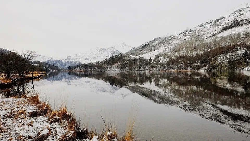 Snowdonia / Eryri destination photo: Lake, Snowdonia National Park (16583027882)
