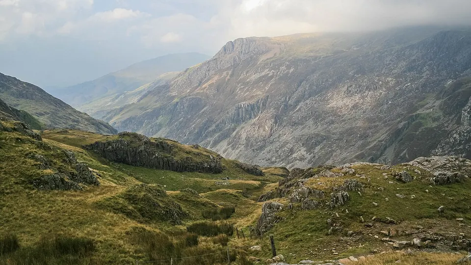 Snowdonia / Eryri destination photo: View on Snowdonia valley (Unsplash)