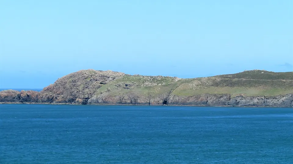 St Davids destination photo: Penmaen Dewi (St David's Head) from Porth Mawr (Whitesands Bay) near Tyddewi (St David's), Sir Benfro, Cymru, Wales 13