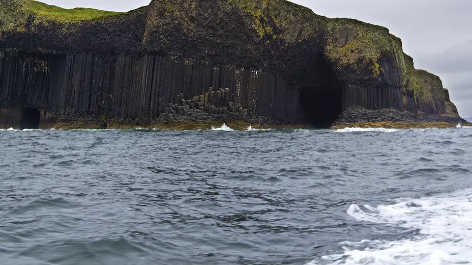 Staffa and Fingals Cave destination photo: Fingal's Cave Staffa (6143749186)