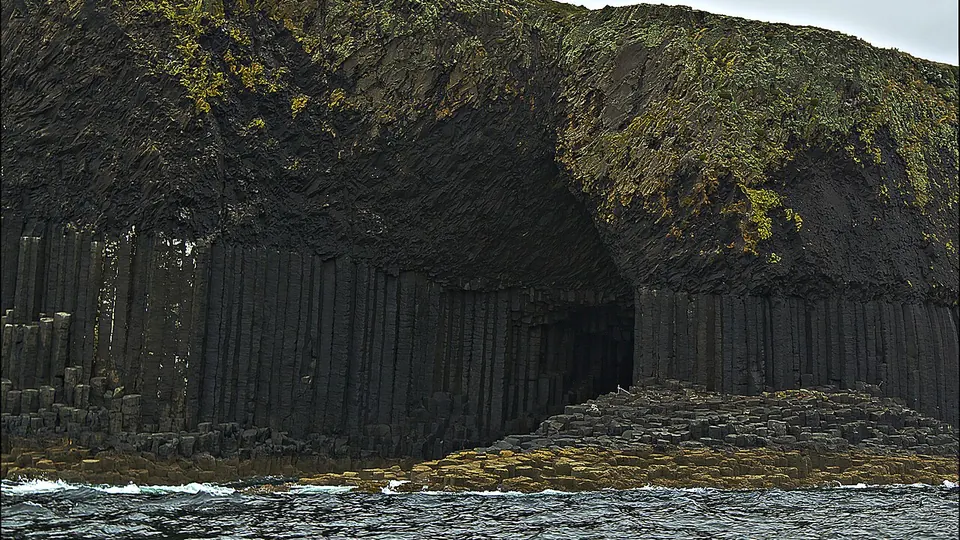 Staffa and Fingals Cave destination photo: Fingal's Cave Staffa (6143200339)
