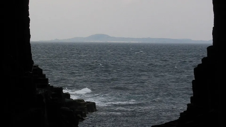 Staffa and Fingals Cave destination photo: Fingals cave Staffa Iona Scotland telephoto