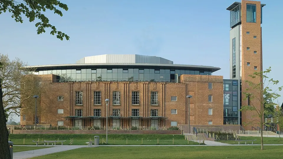 Stratford-upon-Avon destination photo: Royal Shakespeare Theatre Stratford upon Avon (crop)