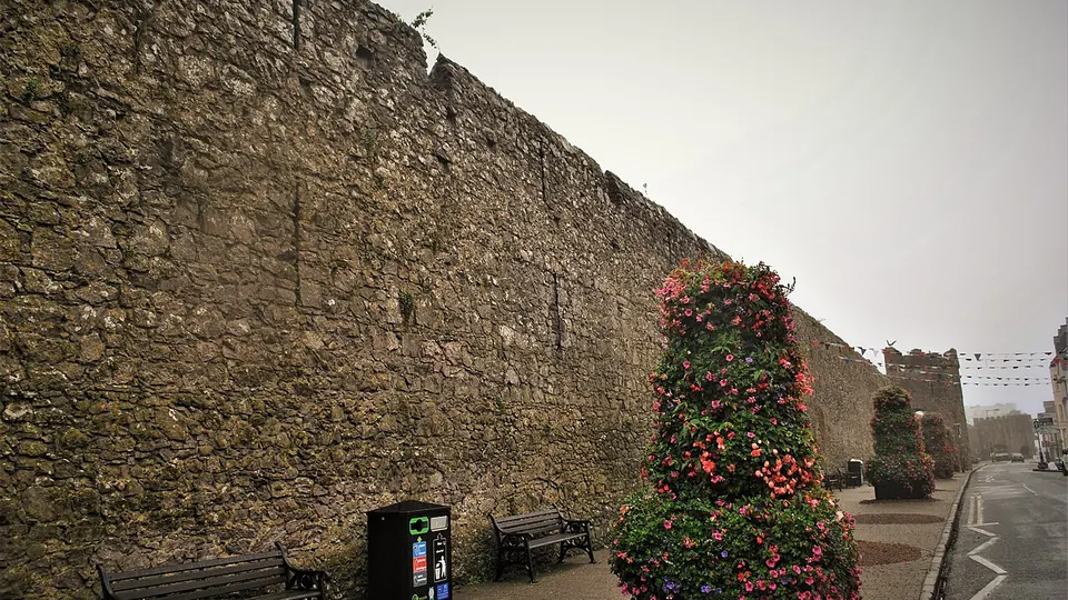 Tenby destination photo: Tenby town wall along South Parade in August 2017