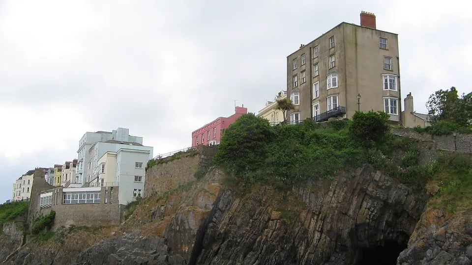 Tenby destination photo: Tenby, Castle Beach; Blick auf Felsen mit steil stehenden Schichten