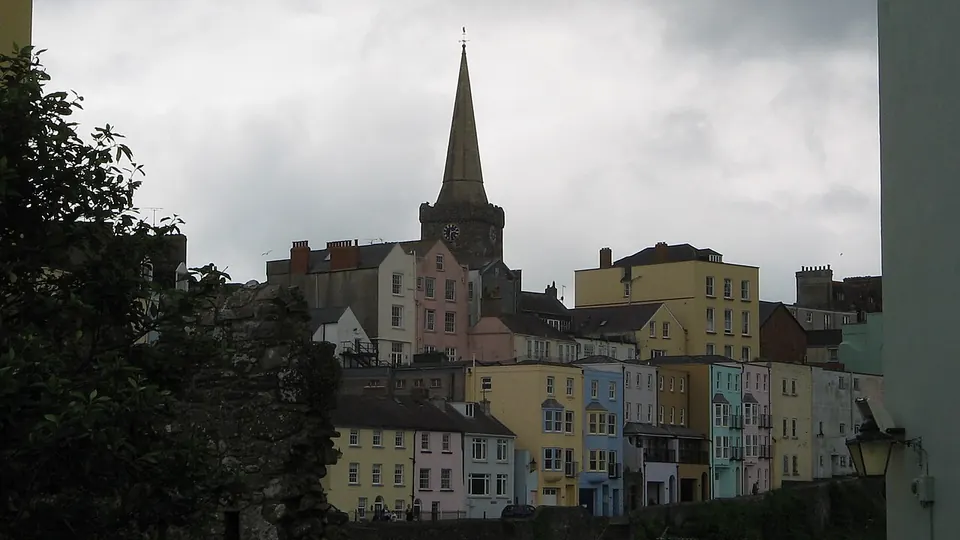 Tenby destination photo: Tenby, Wales - Blick vom Castle Hill in Richtung St. Mary's Church